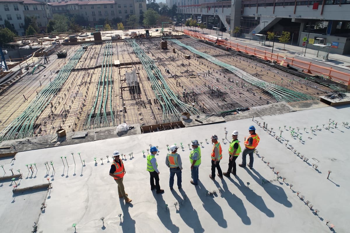 Şantiyede projeyi inceleyen mühendis ekibi